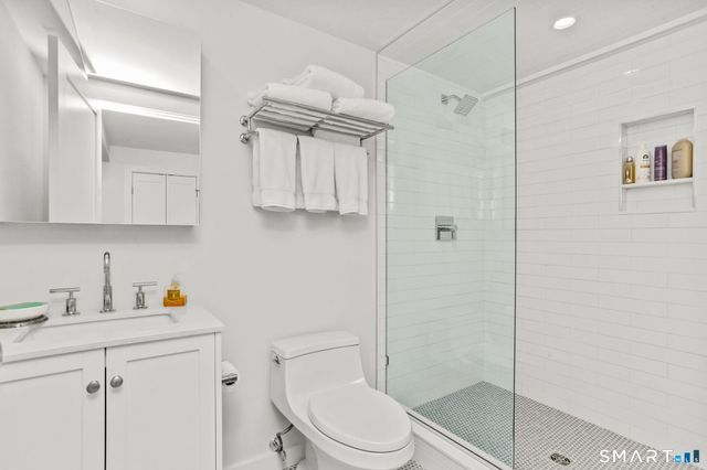 140 Rowayton Avenue E, Norwalk, CT 06853