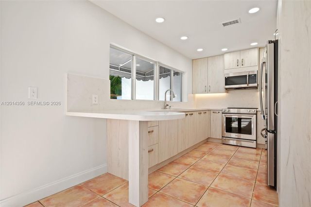512 Warren Ln, Key Biscayne, FL 33149
