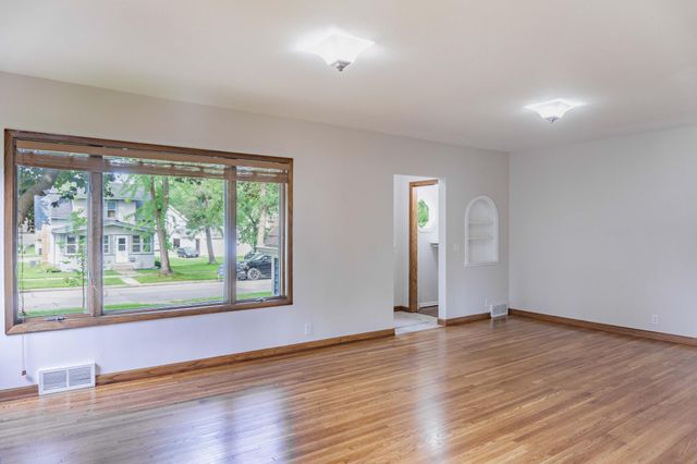 569 Glen Street SW, Hutchinson, MN 55350