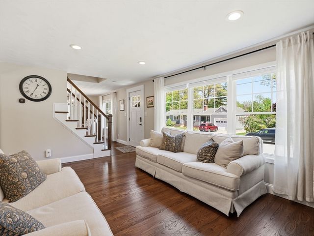 14 Walnut Rd, Chelmsford, MA 01824