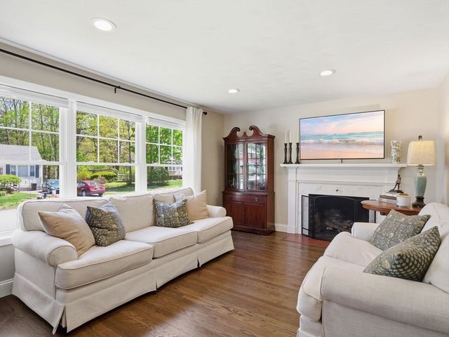 14 Walnut Rd, Chelmsford, MA 01824