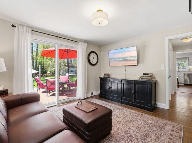 14 Walnut Rd, Chelmsford, MA 01824