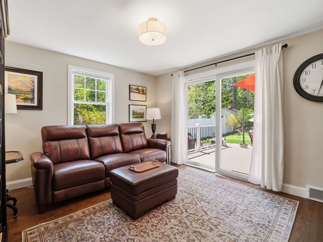 14 Walnut Rd, Chelmsford, MA 01824