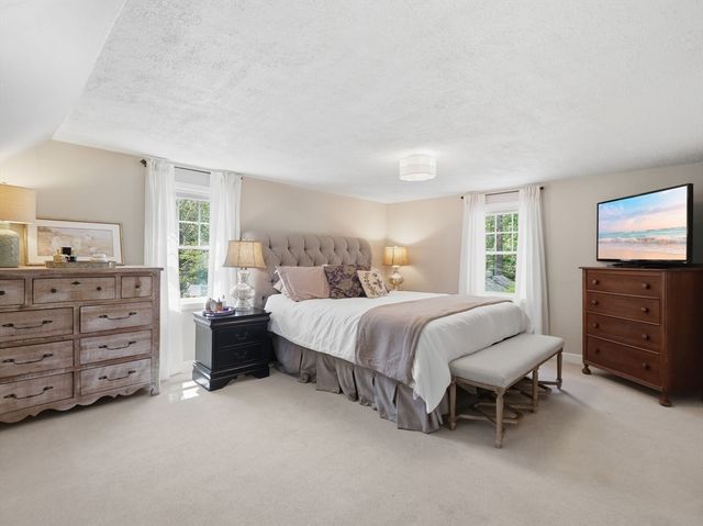 14 Walnut Rd, Chelmsford, MA 01824