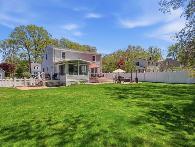14 Walnut Rd, Chelmsford, MA 01824