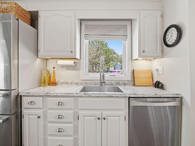 14 Walnut Rd, Chelmsford, MA 01824