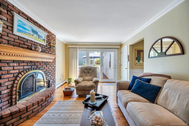 21 Hobson Avenue, Saint James, NY 11780