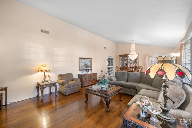 7705 Calle Cerca, Bakersfield, CA 93309