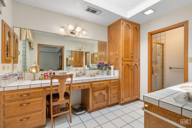 7705 Calle Cerca, Bakersfield, CA 93309