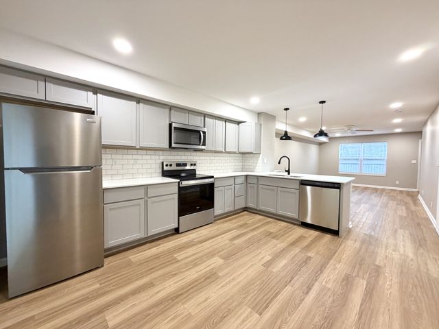 511 Glenstone Springs Dr, Clarksville, TN 37043