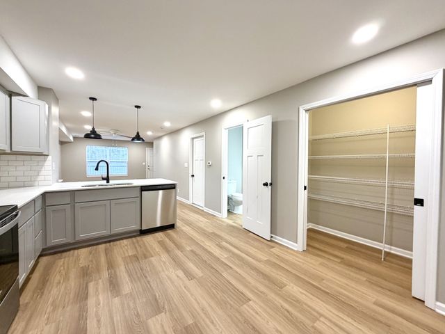 511 Glenstone Springs Dr, Clarksville, TN 37043