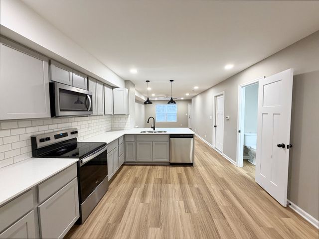 511 Glenstone Springs Dr, Clarksville, TN 37043