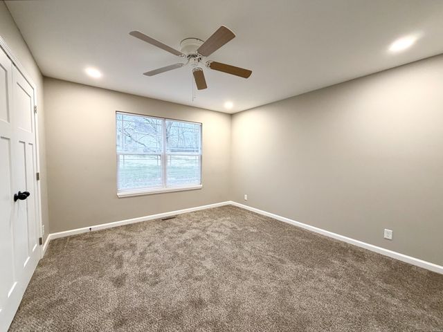 511 Glenstone Springs Dr, Clarksville, TN 37043