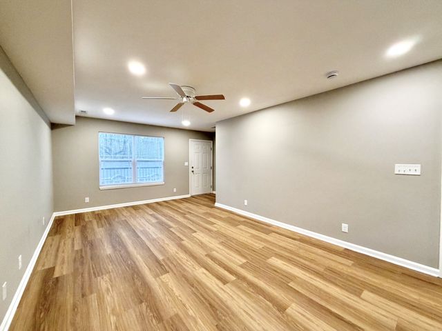 511 Glenstone Springs Dr, Clarksville, TN 37043