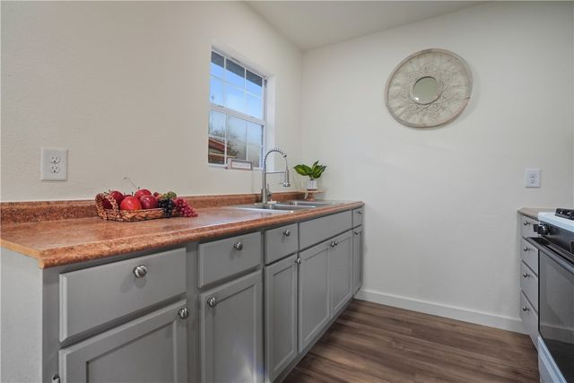 109 Dewey Ave, Alice, TX 78332