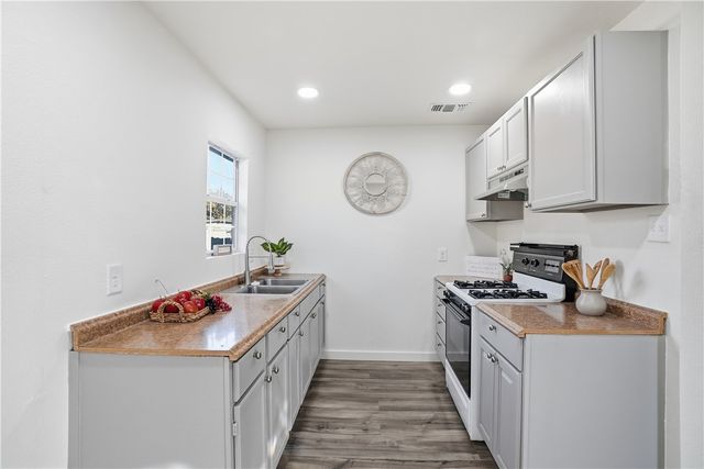 109 Dewey Ave, Alice, TX 78332