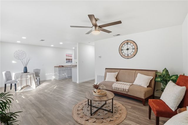 109 Dewey Ave, Alice, TX 78332