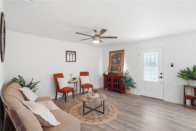 109 Dewey Ave, Alice, TX 78332