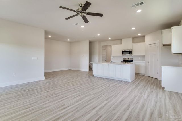 8630 Russellcross Blvd, Pensacola, FL 32507