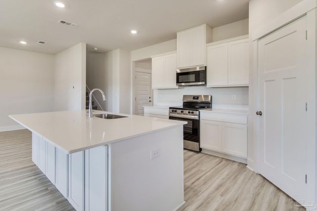 8630 Russellcross Blvd, Pensacola, FL 32507