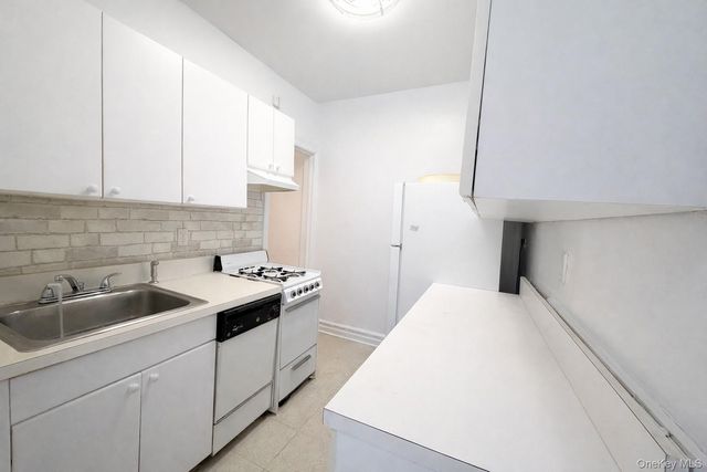 35-50 82 St 4A, Jackson Heights, NY 11372