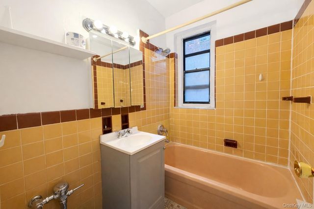35-50 82 St 4A, Jackson Heights, NY 11372