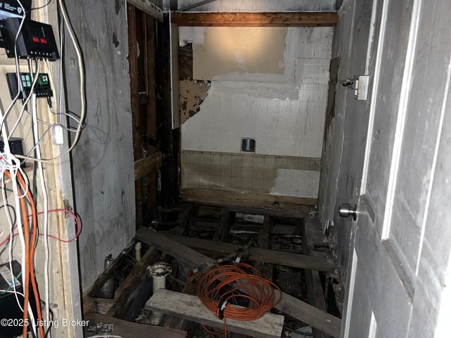 2202 Griffiths Ave, Louisville, KY 40212