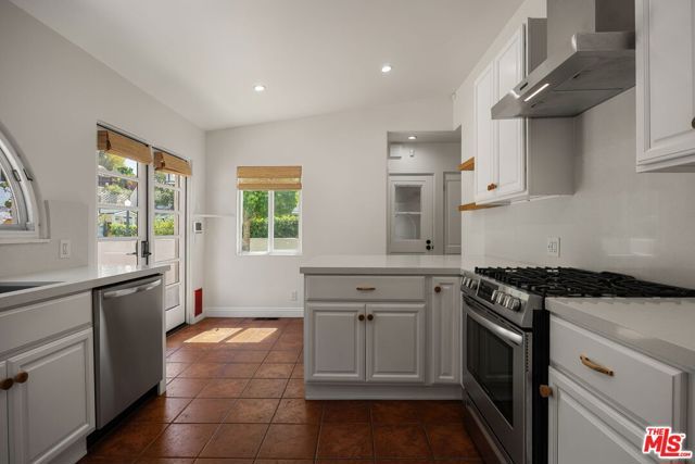 3447 Primera Avenue, Los Angeles, CA 90068