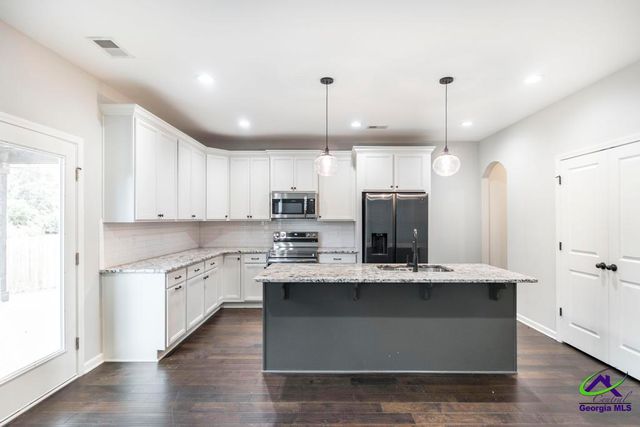 203 Amberley Court, Kathleen, GA 31047