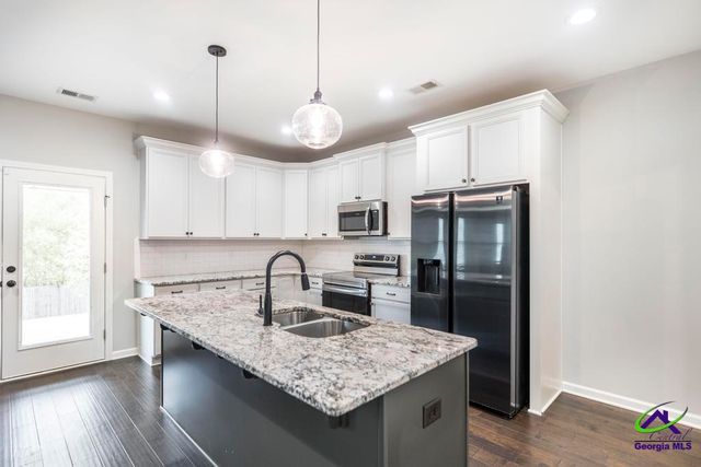 203 Amberley Court, Kathleen, GA 31047
