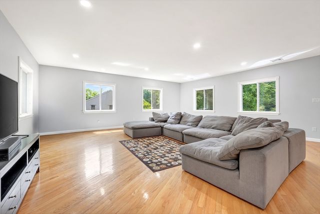 19 Sutcliffe Park, Newton, MA 02461