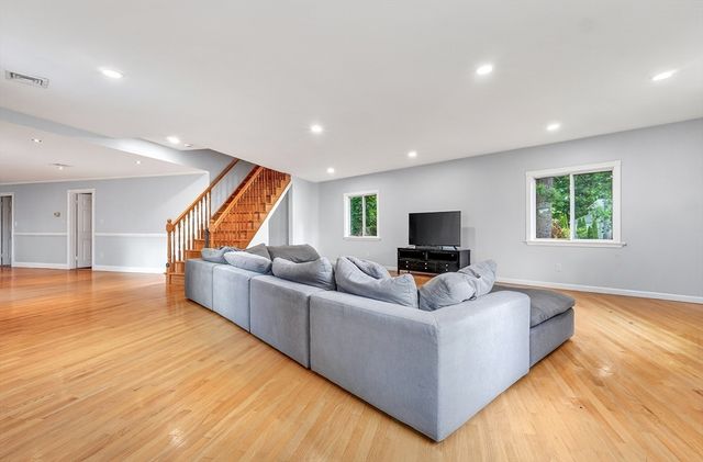 19 Sutcliffe Park, Newton, MA 02461