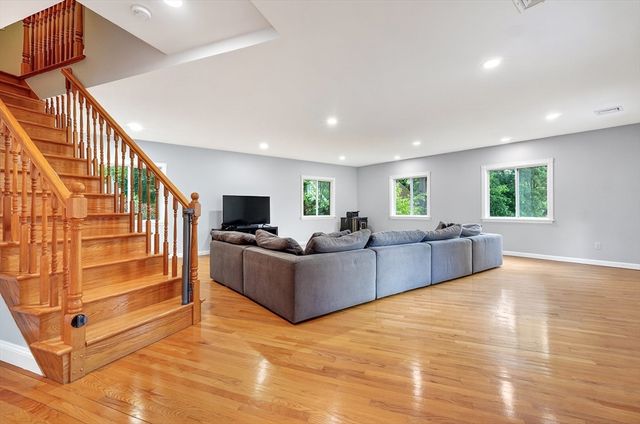 19 Sutcliffe Park, Newton, MA 02461