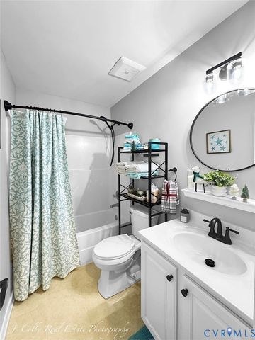 5671 Buckhunt Ln, New Kent, VA 23124