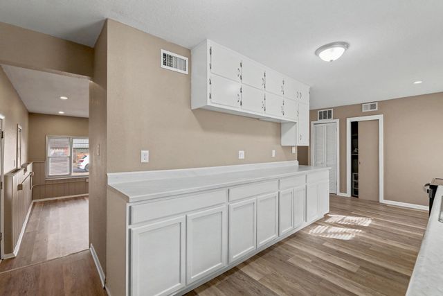 2869 S Mosley St, Wichita, KS 67216