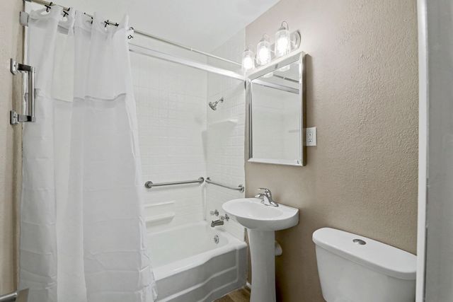 2869 S Mosley St, Wichita, KS 67216