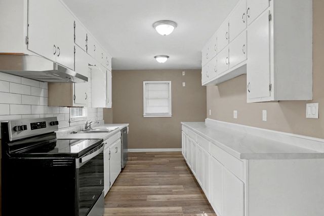 2869 S Mosley St, Wichita, KS 67216