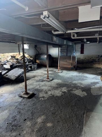 6 Maple Ln, Hampton Boro, NJ 08827