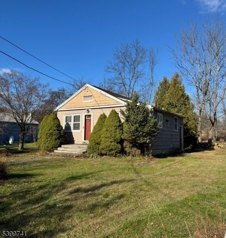 6 Maple Ln, Hampton Boro, NJ 08827