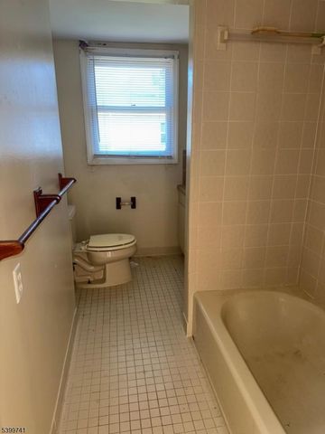 6 Maple Ln, Hampton Boro, NJ 08827