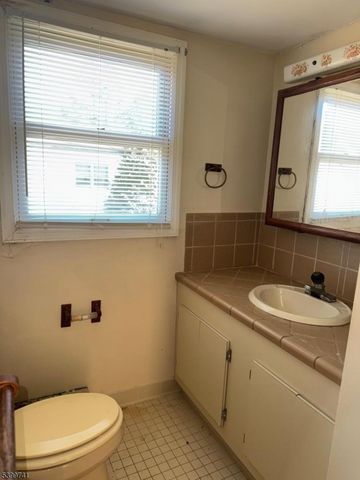 6 Maple Ln, Hampton Boro, NJ 08827