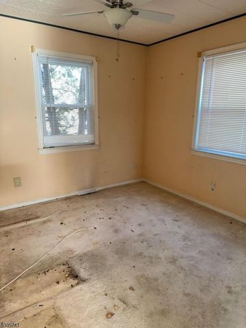 6 Maple Ln, Hampton Boro, NJ 08827