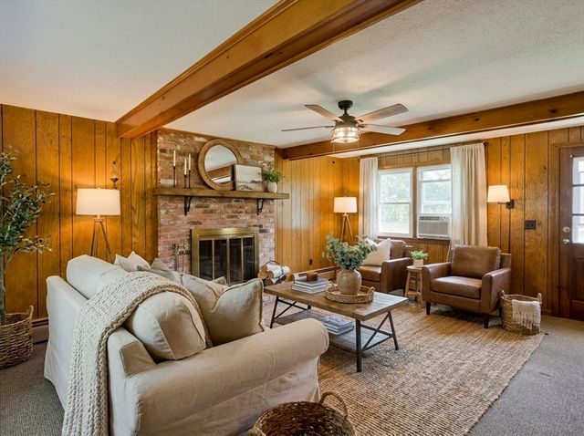15 Fernwood Dr, Wilbraham, MA 01095
