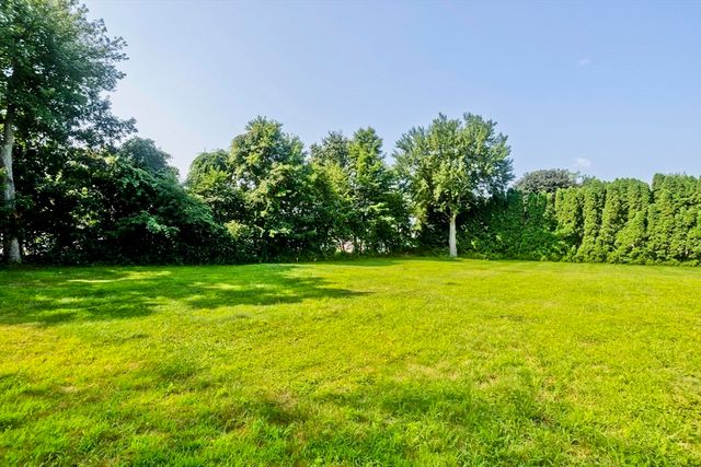 15 Fernwood Dr, Wilbraham, MA 01095