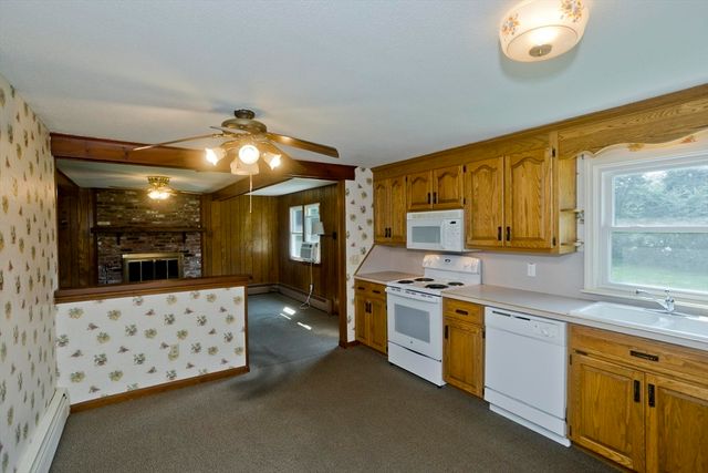 15 Fernwood Dr, Wilbraham, MA 01095