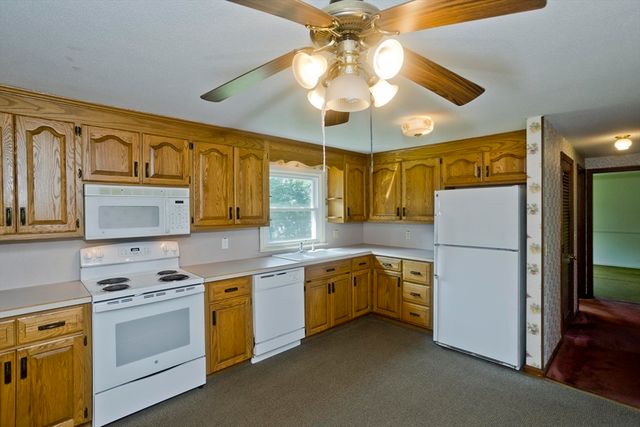 15 Fernwood Dr, Wilbraham, MA 01095