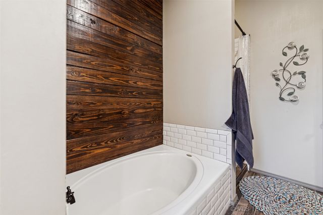 5558 N 441, Adair, OK 74330