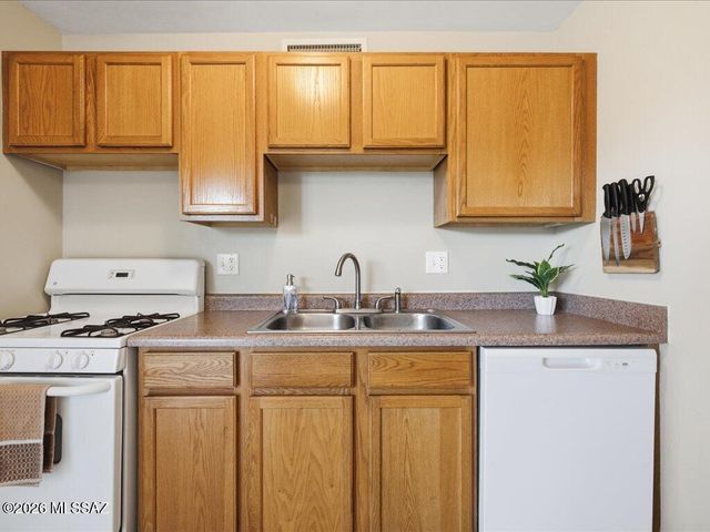 350 N Silverbell Rd Apt 34, Tucson, AZ 85745