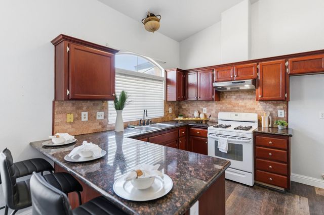 4885 E Edna Avenue, Fresno, CA 93725