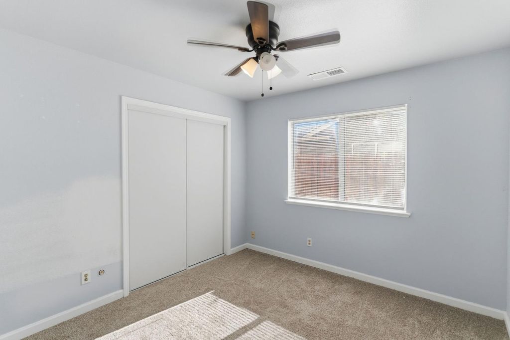 Image 10 of property listing at 4885 E Edna Avenue, Fresno, CA 93725